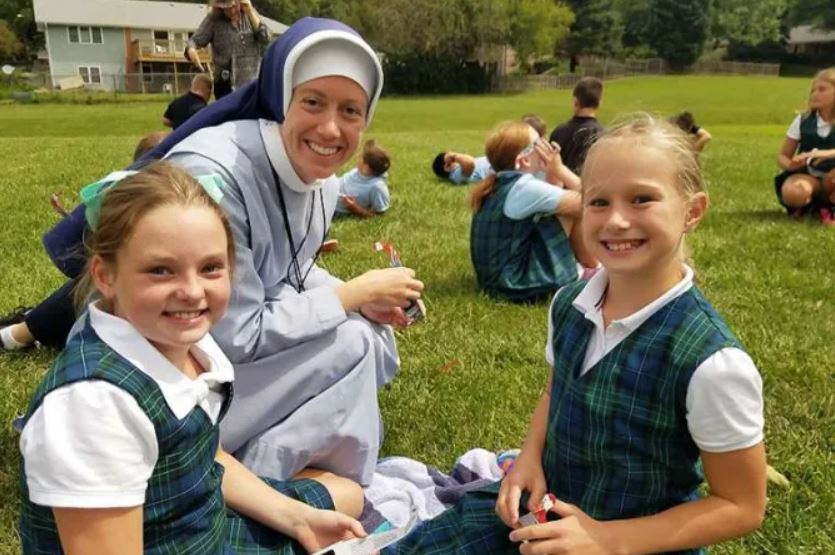 Сестрою школа 18. Систер скул. Roman Catholic Mystery School. Как выглядят девушки в католических школах. Sister at School.